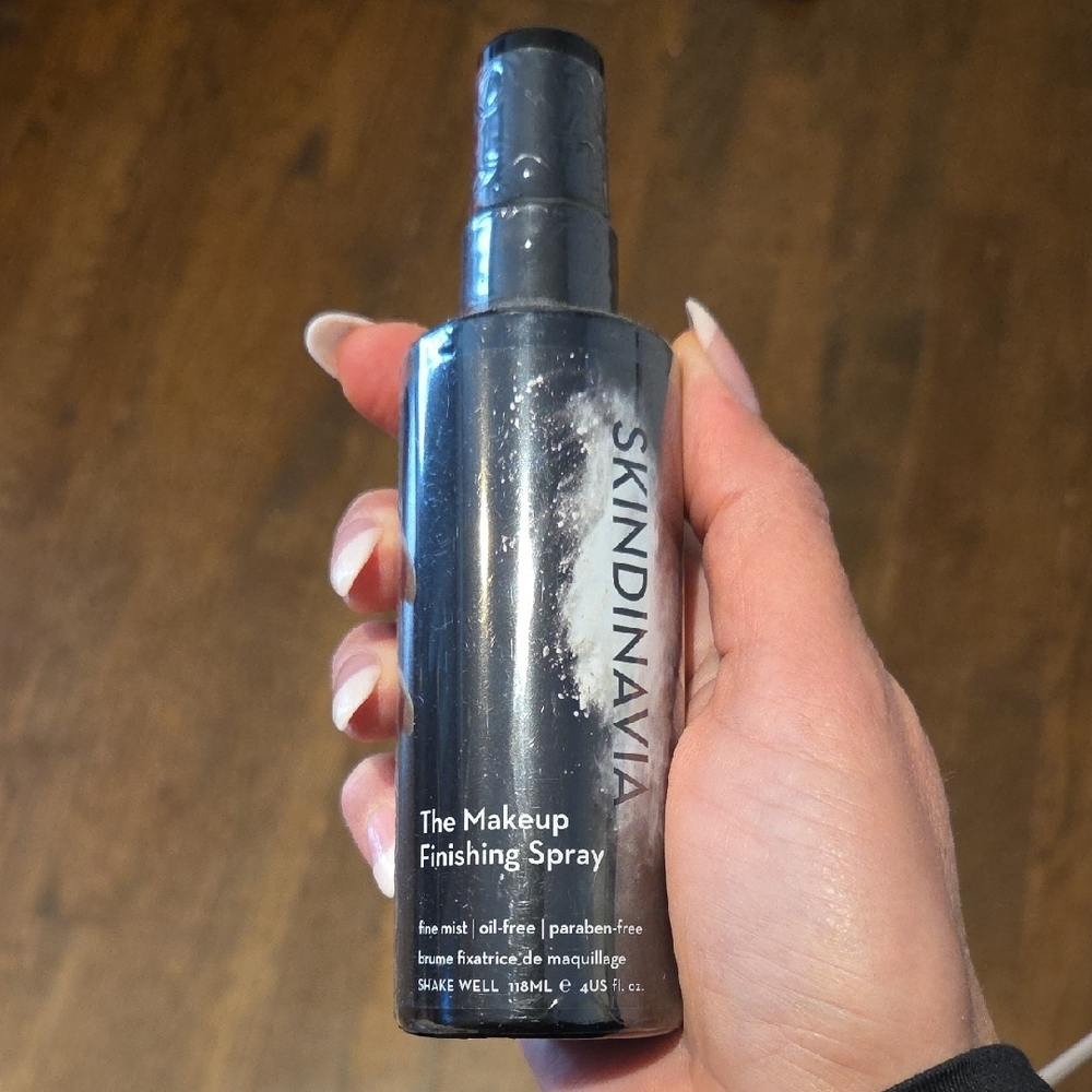 Black Makeup Finishing Spray Oil Free 4 Oz. - Picture 5 of 6